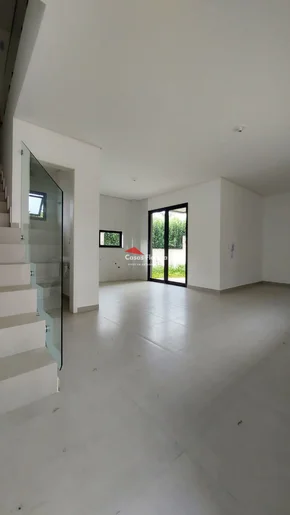 <strong>Sobrado de Esquina, 3 quartos com 1 suíte, Nova Palhoça SC</strong>