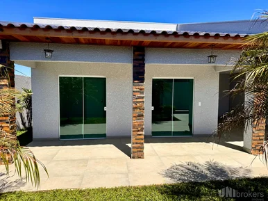 Casa Com Edícula E Piscina No Contorno