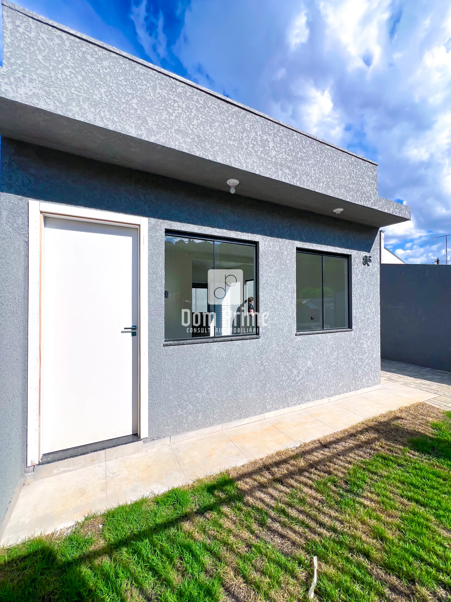 Casa Com 2 Quartos No Contorno