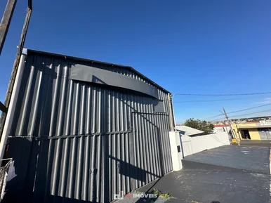 <strong>CASA COM BARRACÃO PARA LOCAÇÃO</strong>