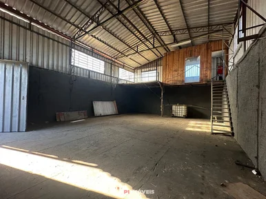 Casa Com Barracão Para Locação