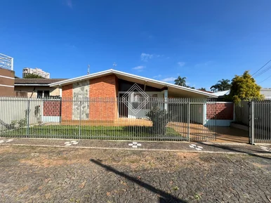 Casa à Venda Com 03 Quartos E Edícula Com Churrasqueira