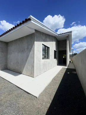 <strong>Casa com passagem lateral no Contorno</strong>