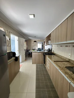 Casa Semimobiliada A Venda Com Edícula