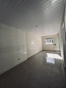 <strong>Casa com passagem lateral no Jd Royal</strong>