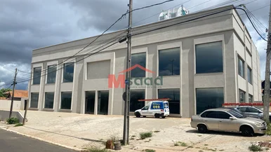 Prédio Comercial Imponente Na Rua Dr. Lauro Cunha Fortes