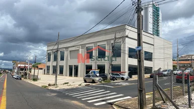Prédio Comercial Imponente Na Rua Dr. Lauro Cunha Fortes