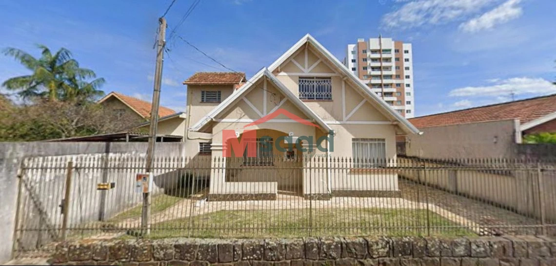 Casa Central Com Piscina E Amplo Terreno