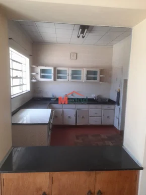 Casa Central Com Piscina E Amplo Terreno