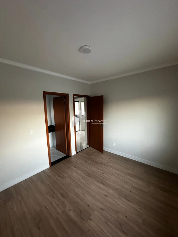 Foto Casa de esquina com dois quartos (1 suíte) - Le Parc