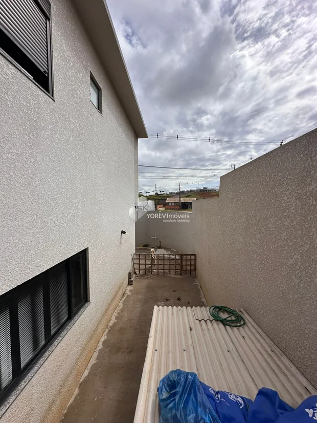 Foto Sobrado de esquina - com 3 quartos (1 suíte) - Uvaranas
