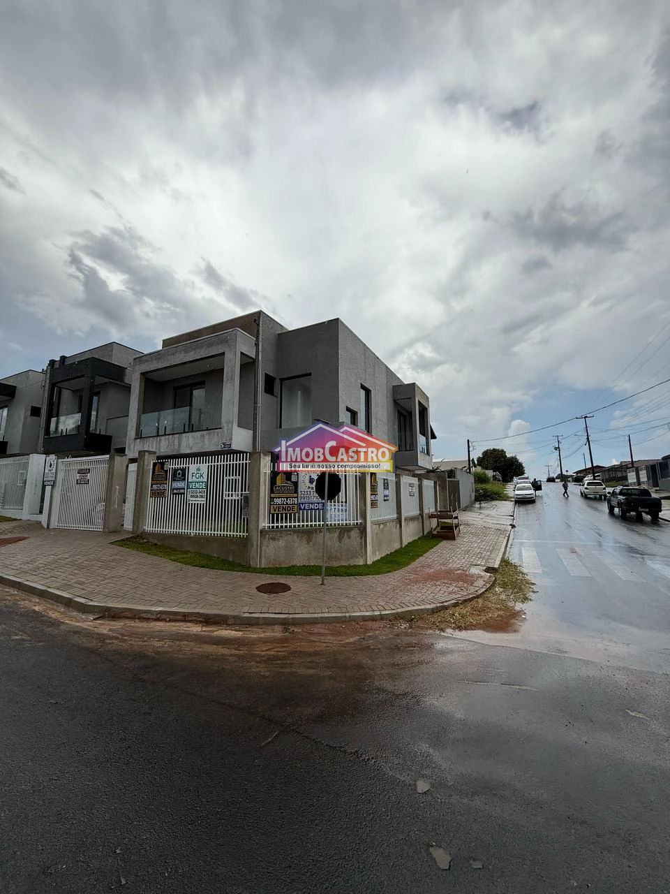 <strong>SOBRADO DE 3 QUARTOS SENDO 1 SUÍTE COM CLOSET - CASTROVILLE</strong>