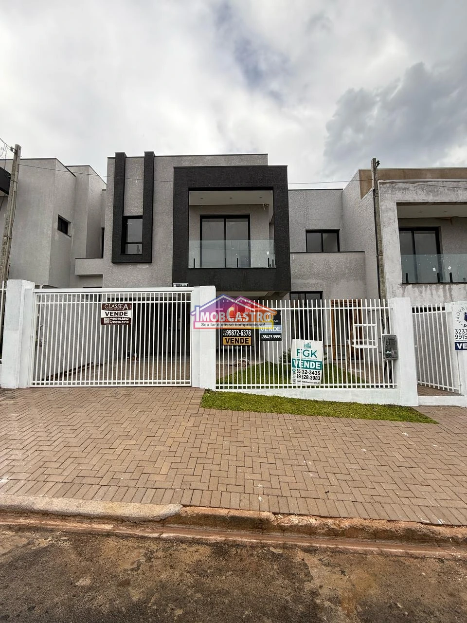 <strong>SOBRADO DE 3 QUARTOS SENDO 1 SUÍTE COM CLOSET - CASTROVILLE</strong>