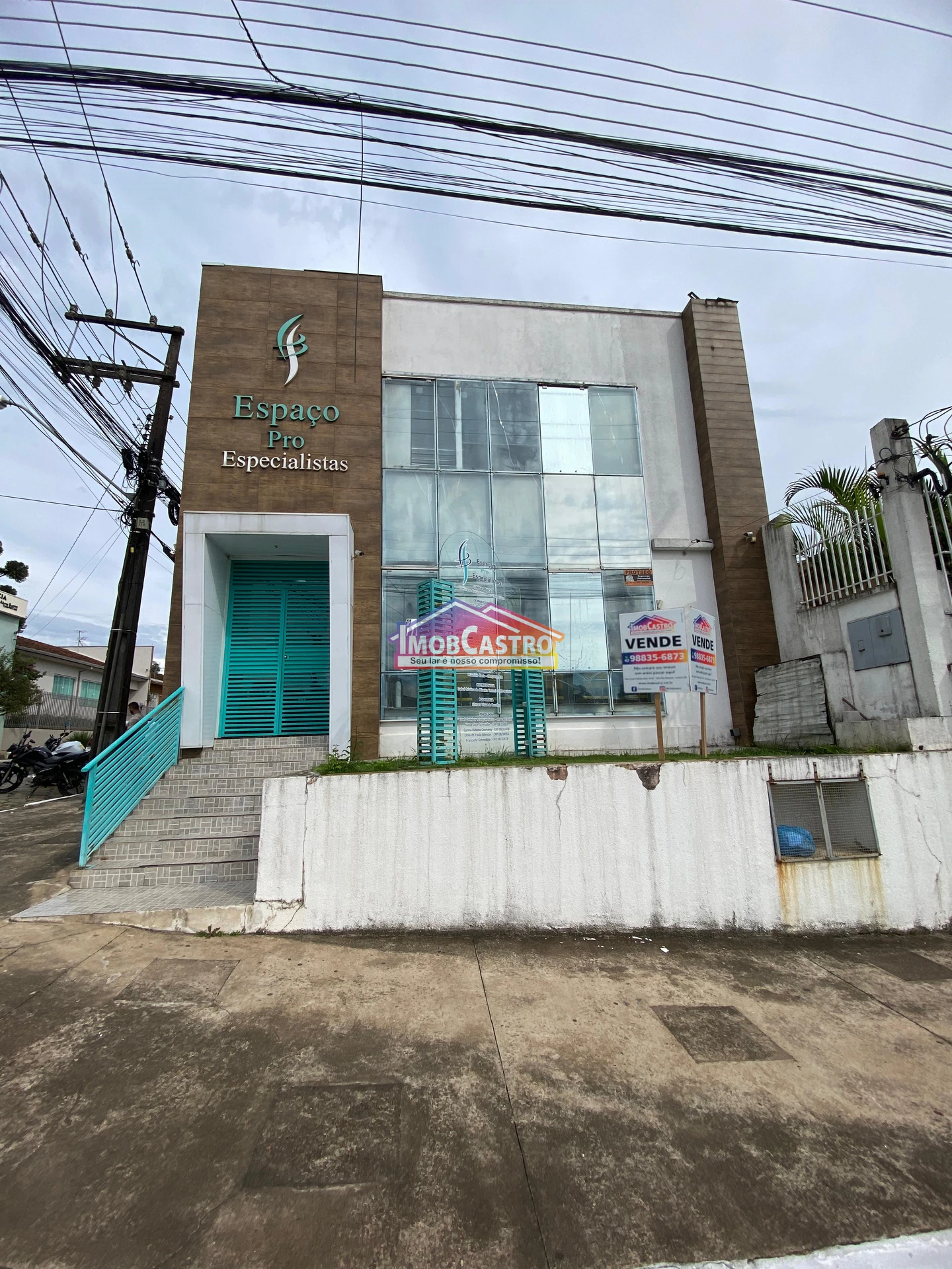 <strong>PONTO COMERCIAL COM 9 SALAS À VENDA - CENTRO</strong>