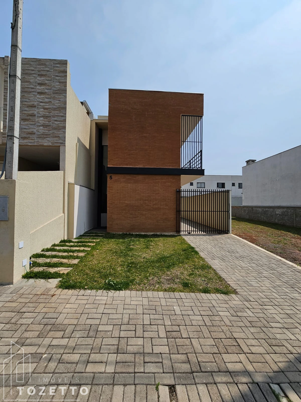 <strong>Excelente sobrado no condomínio Genésio Borsato</strong>