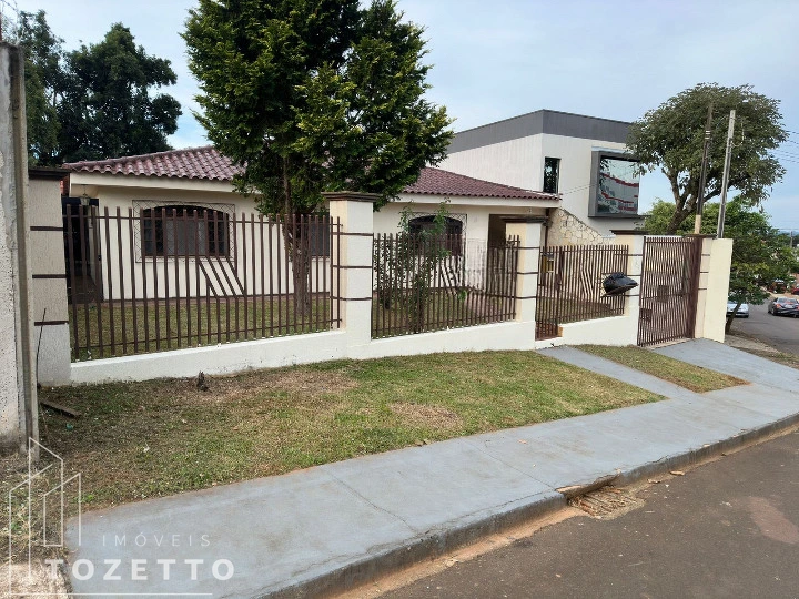 <strong>Casa com amplo terreno e edícula - Uvaranas</strong>