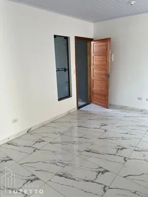 <strong>Casa com AMPLO TERRENO à venda no Jardim Centenário</strong>