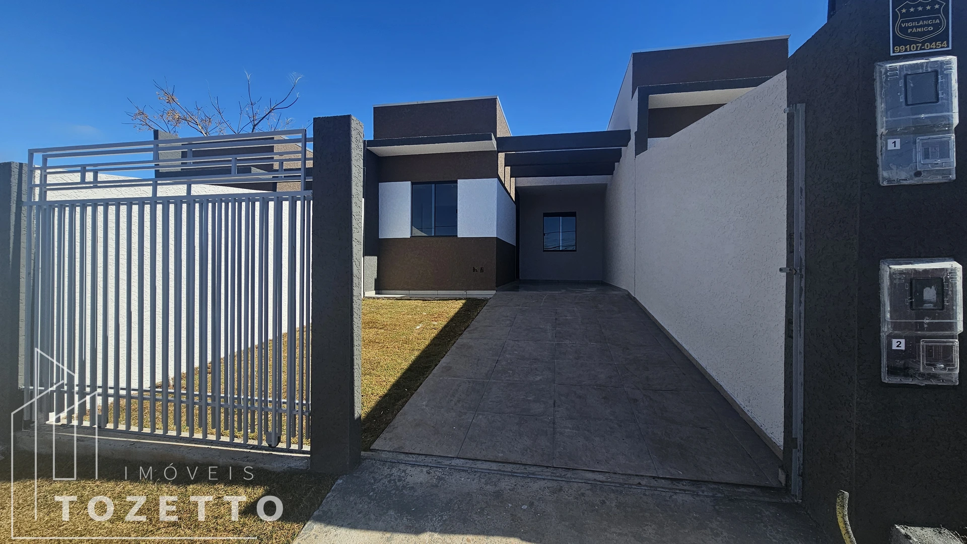 Casa Com 3 Quartos E  Ampla Sobra De Terreno!