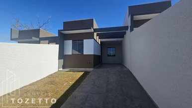 Casa Com 3 Quartos E  Ampla Sobra De Terreno!