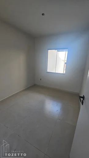 Casa Com 3 Quartos E  Ampla Sobra De Terreno!