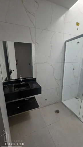 Casa Com 3 Quartos E  Ampla Sobra De Terreno!