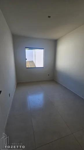 Casa Com 3 Quartos E  Ampla Sobra De Terreno!