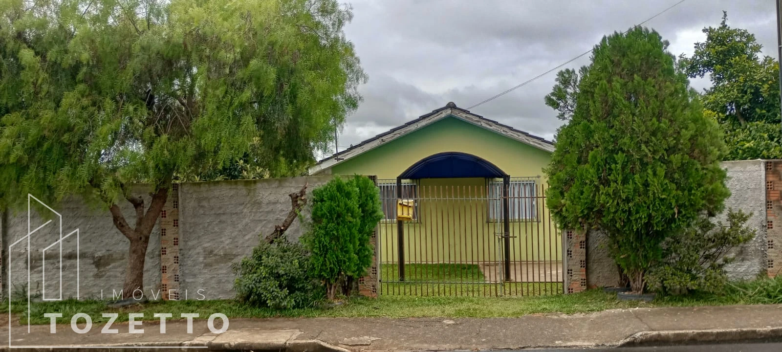 <strong>Casa de esquina com ampla sobra de terreno- Los Angeles</strong>