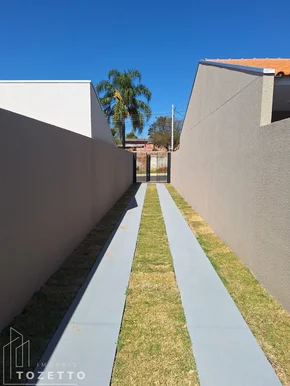 <strong>Casa com 3 quartos e amplo terreno no Castanheira!</strong>