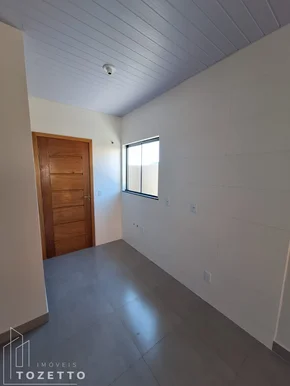 Casa De Fundos Com Entrada Individual !  Castanheira