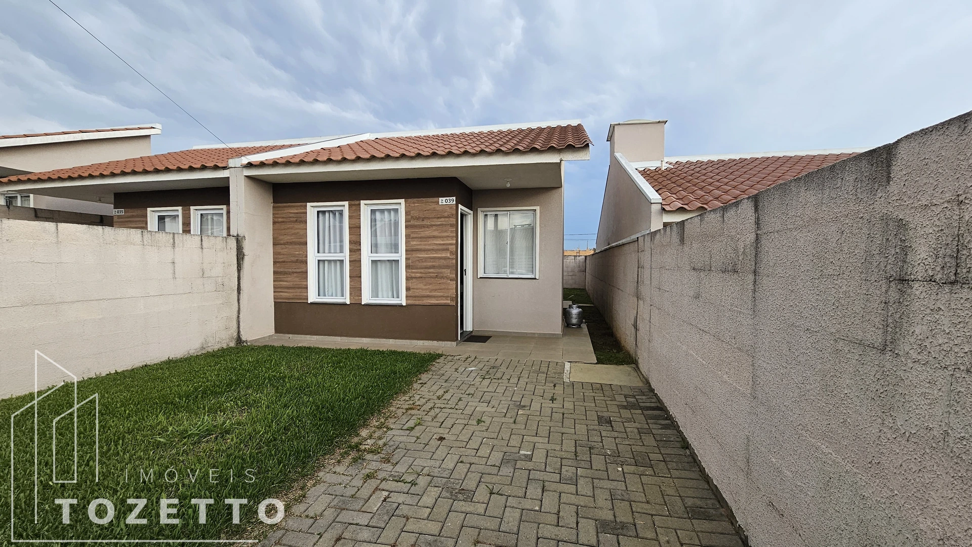 <strong>Casa c/ passagem lateral e terreno à venda no Recanto Brasil</strong>