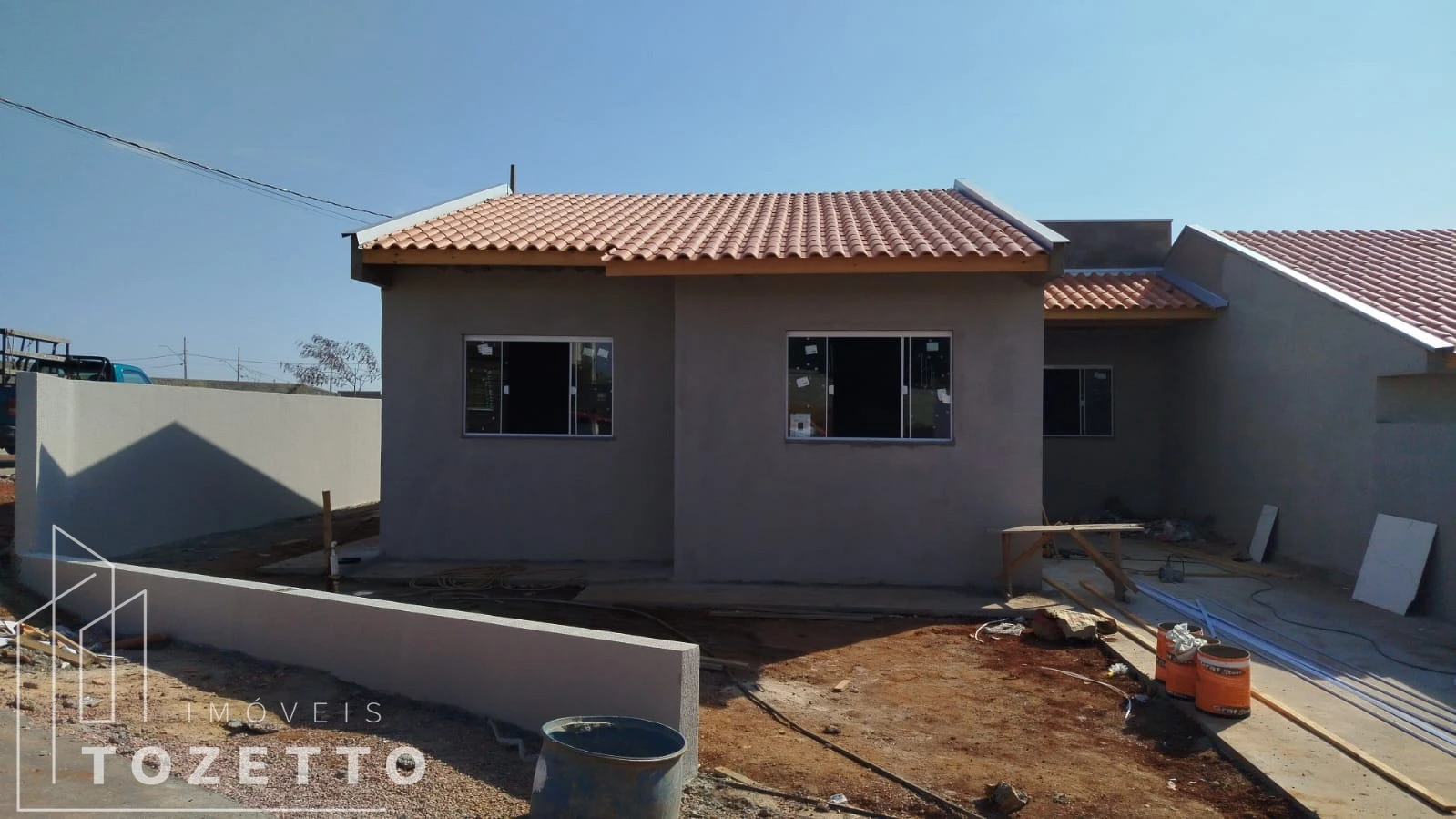 Casa De Esquina Com 3 Quartos E Um Amplo Terreno!