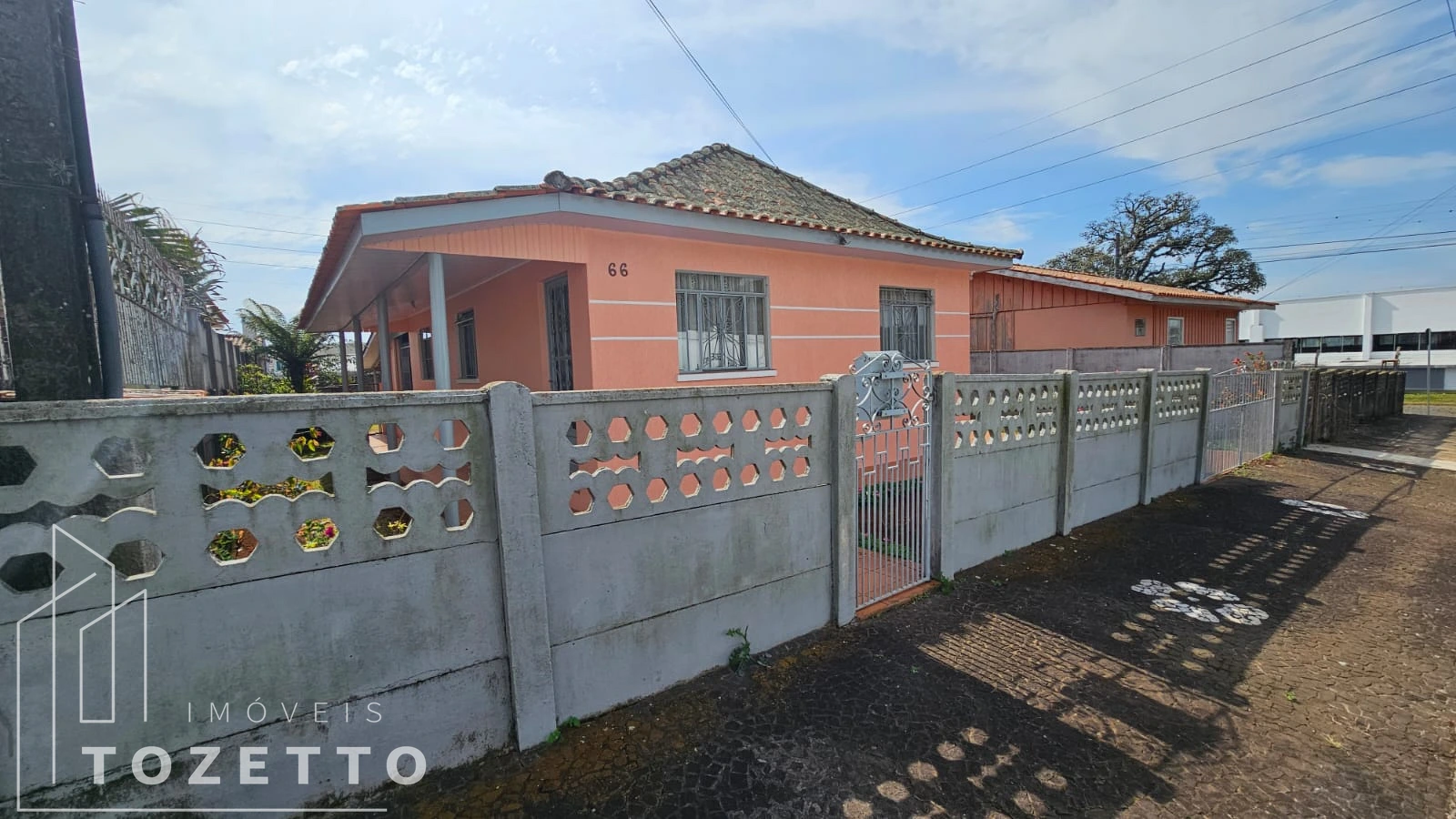 Casa à Venda ? Terreno Amplo Em ótima Localização!