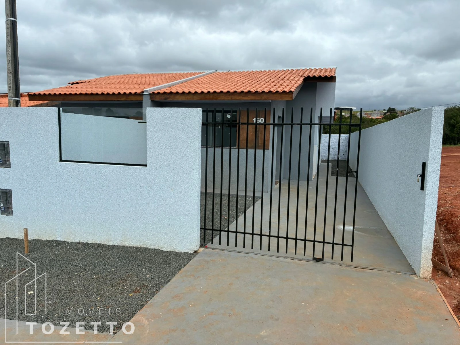 <strong>Casa com passagem lateral no Parque das Palmeiras</strong>