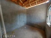 <strong>Casa de fundos no Jardim Paraíso com amplo terreno !</strong>