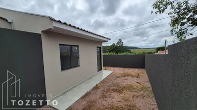 <strong>Casa de fundos no Jardim Paraíso com amplo terreno !</strong>