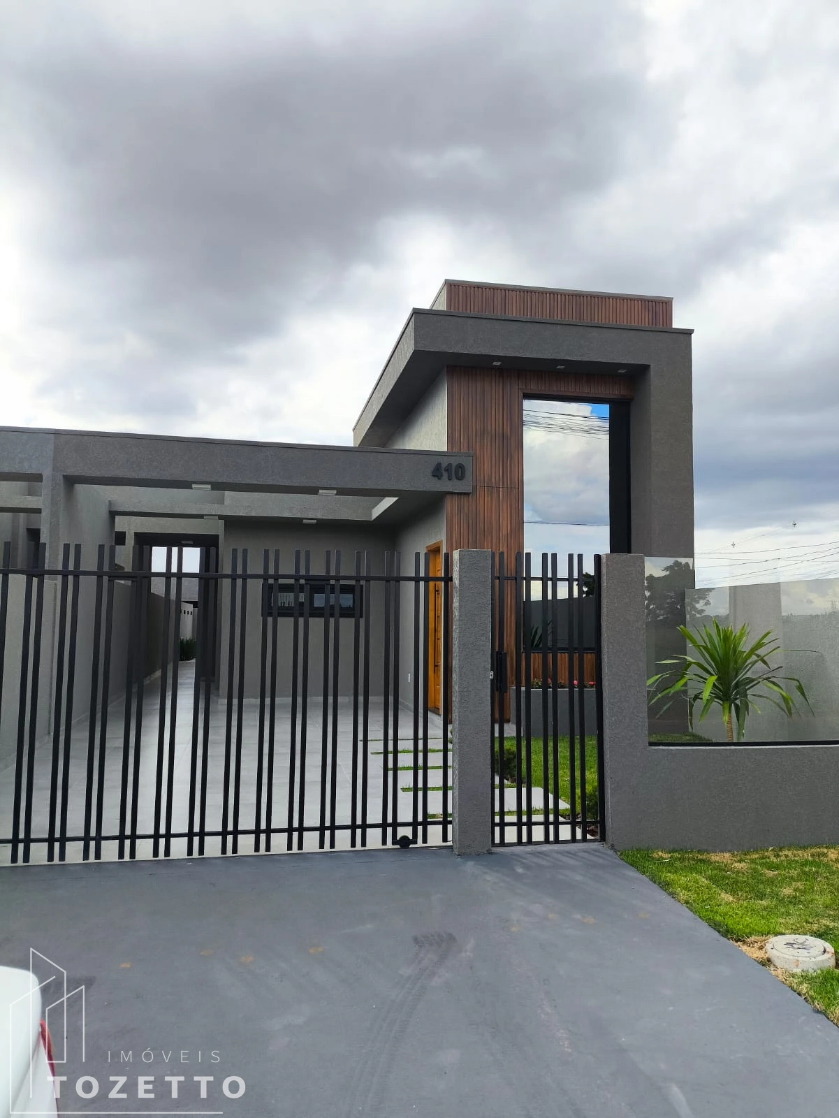 <strong>Casa de 3 quartos e com PISCINA no Parque dos Pinheiros !</strong>