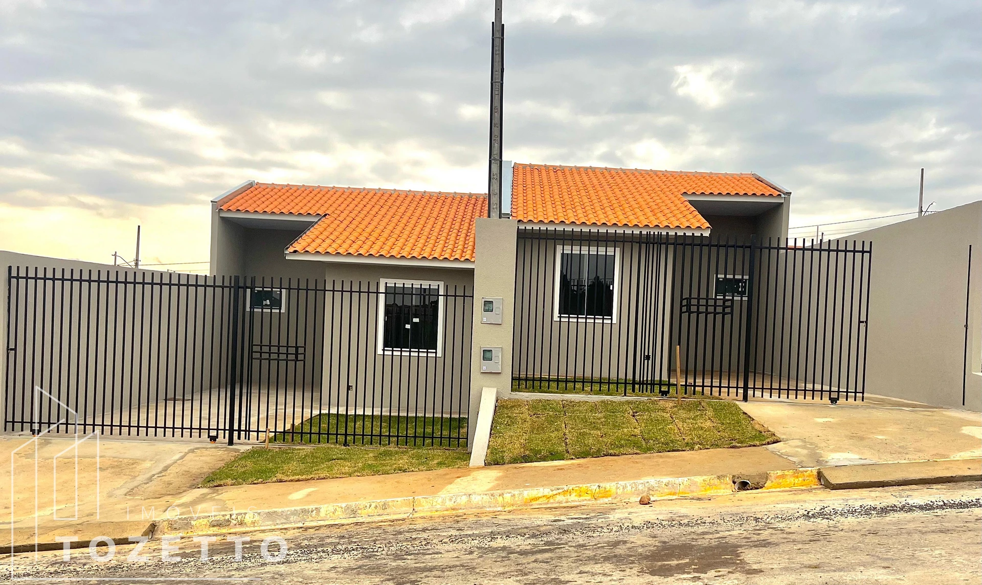 Casa Com Amplo Terreno No Jardim Royal