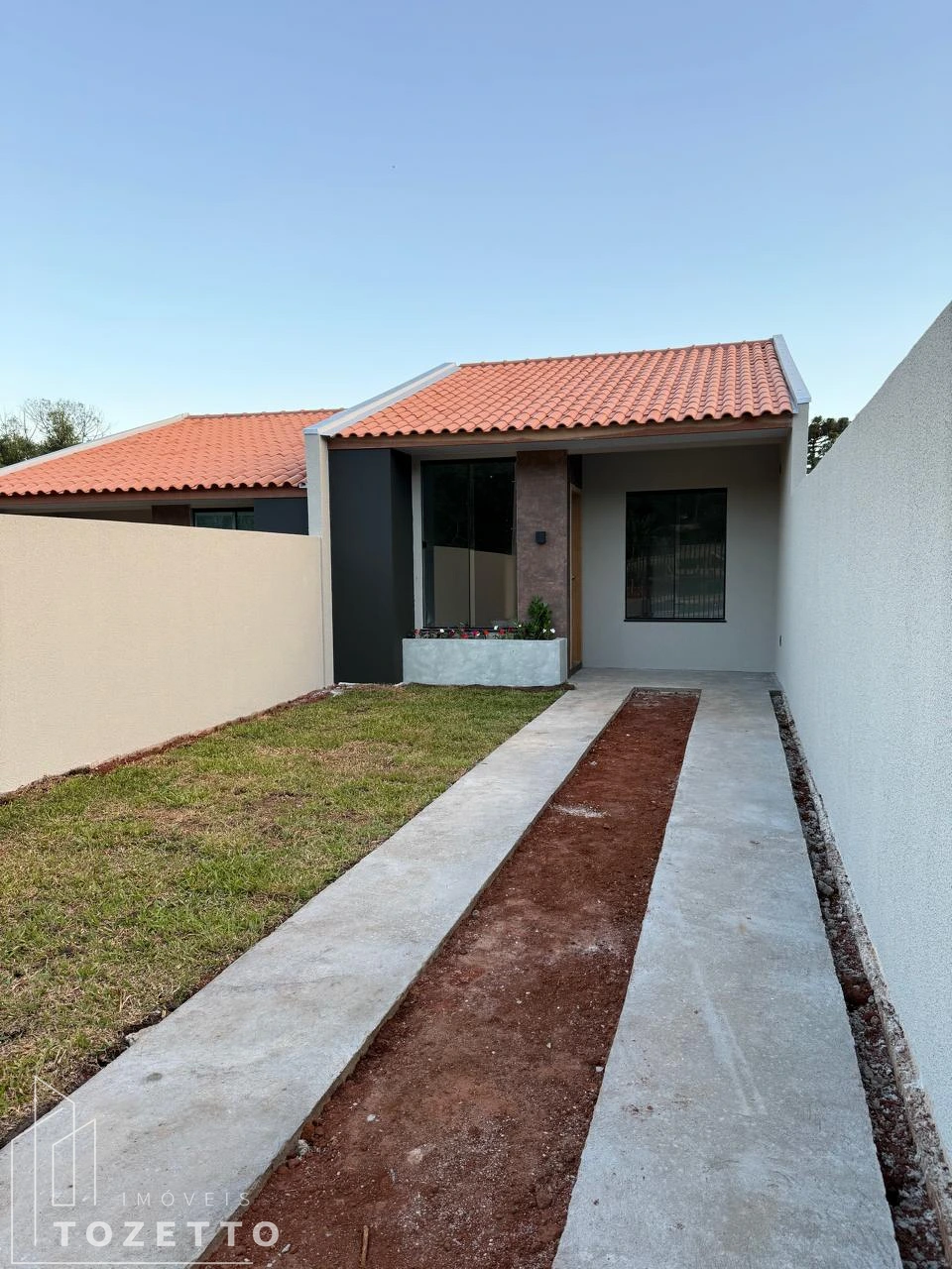 <strong>Casa com 3 quartos e AMPLO terreno à venda no Tarobá</strong>