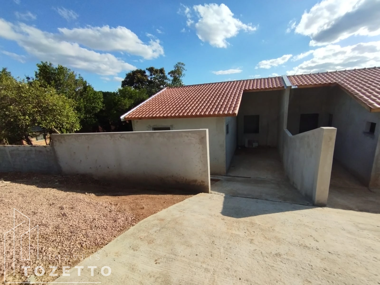 Casa Com Passagem Lateral No Contorno