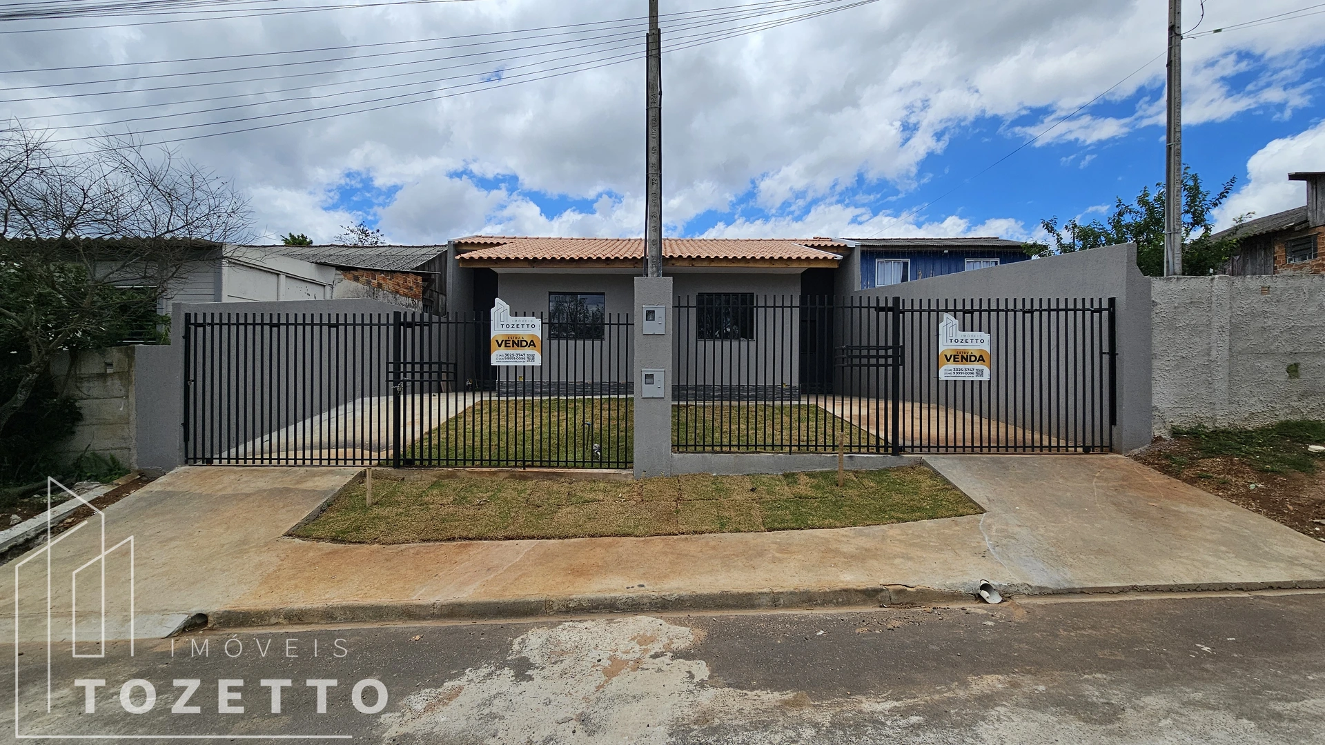 <strong>Excelente casa com AMPLO terreno à venda no Jardim Cachoeira</strong>