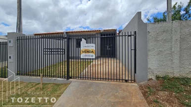 <strong>Excelente casa com AMPLO terreno à venda no Jardim Cachoeira</strong>