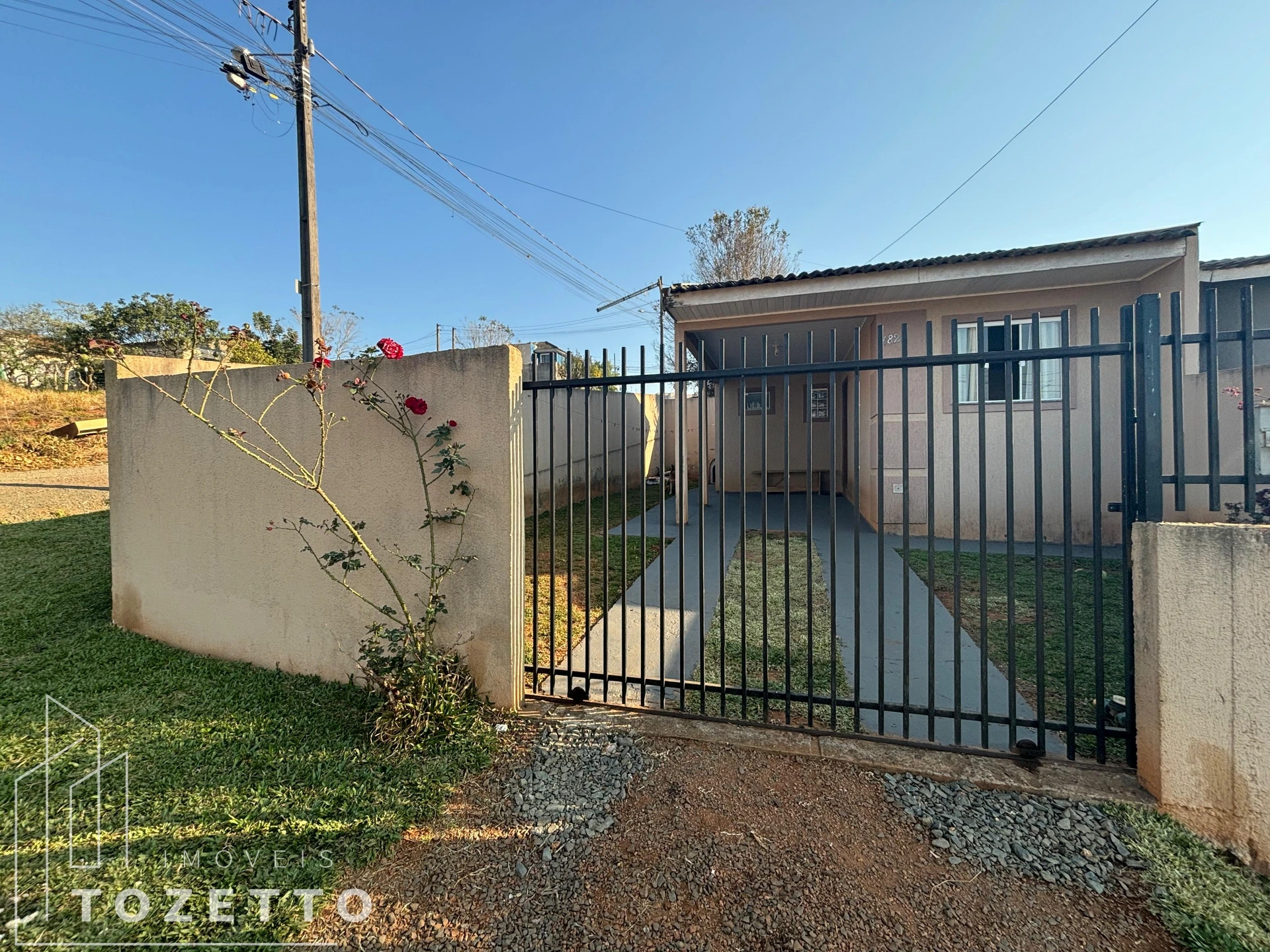 <strong>Casa de ESQUINA e LAJE à venda no Gralha Azul</strong>