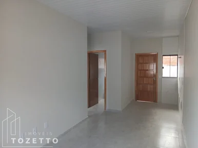 Casa De Fundos Com Entrada Individual Com Amplo Espaço !