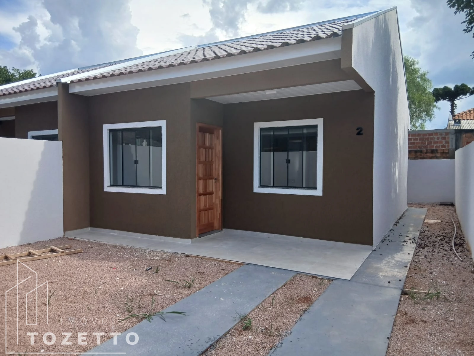 Casa De Fundos Com Entrada Individual Com Amplo Espaço !