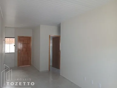 Casa De Fundos Com Entrada Individual Com Amplo Espaço !