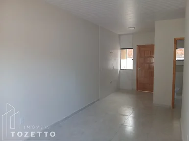 Casa De Fundos Com Entrada Individual Com Amplo Espaço !