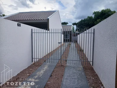 Casa De Fundos Com Entrada Individual Com Amplo Espaço !