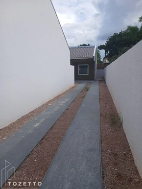 Casa De Fundos Com Entrada Individual Com Amplo Espaço !