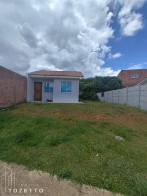 <strong>Casa com amplo terreno e nunca habitada, esperando por você!</strong>