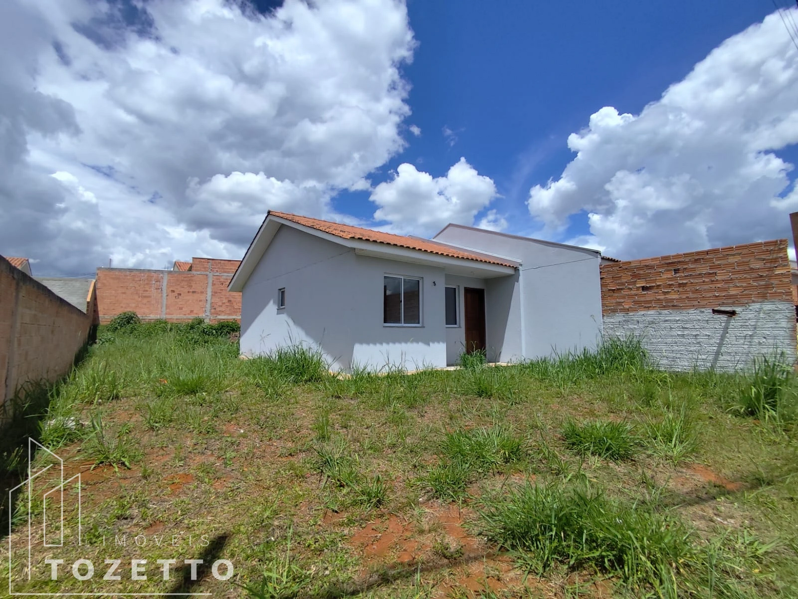 <strong>Casa em laje, toda reformada e com entrada parcelada.</strong>